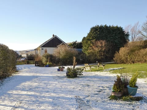 The garden in winter | Rowan Cottage - Whitelee Farm, Bryness, near Otterburn