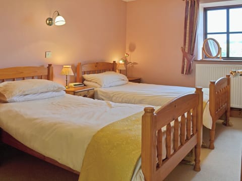 Twin bedroom | Dwyfach - Aberkin Farm, Llanystumdwy, near Criccieth