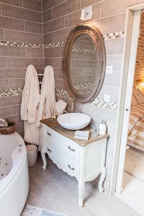 Comfort Quadruple Room, Non Smoking (Charme) | Bathroom | Free toiletries, hair dryer, towels