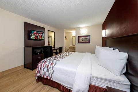 Superior Room, 1 King Bed, Non Smoking | Desk, free cribs/infant beds, rollaway beds, free WiFi
