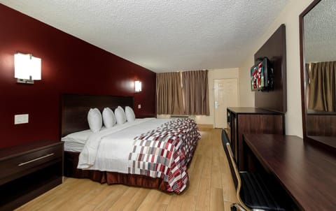 Superior Room, 1 King Bed, Non Smoking | Desk, free cribs/infant beds, rollaway beds, free WiFi