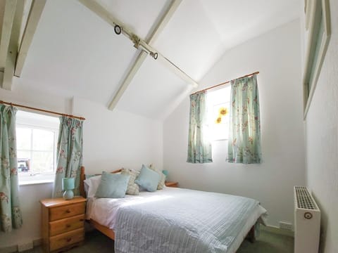 Double bedroom | Y Beudy - Mwdlwscwm Farm, Llannon, Llanelli