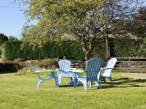  Large garden with garden furniture and barbecue | Nan-Tis, St Issey, near Padstow