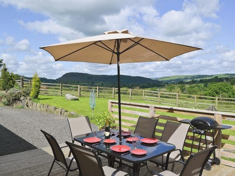 Sitting-out-area | Y Dderwen, Llanfair Caereinion