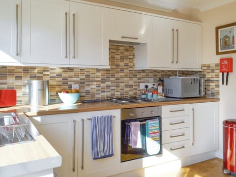 Well-equipped fitted kitchen | Signals Court, Scarborough