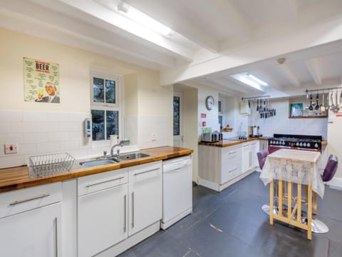 Kitchen with gas range | Noddfa, Harlech