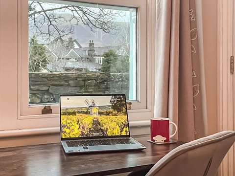 Double Bedroom - homeworking desk | 2 Greta Grove House - Greta Grove Apartments, Keswick