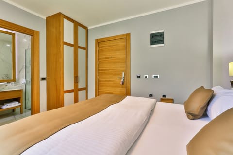 Economy Double Room | Minibar, in-room safe, desk, blackout drapes