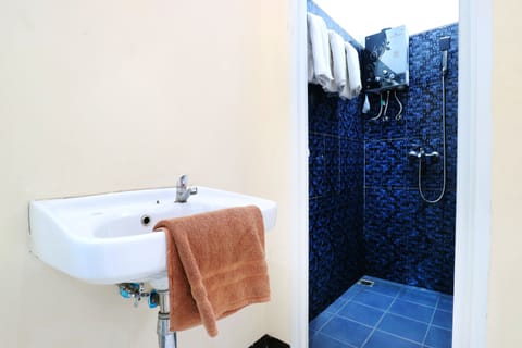 Family Room | Bathroom | Shower, rainfall showerhead, slippers, bidet