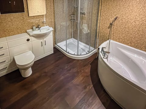 Shower room | The Old Farmhouse, Blakeney