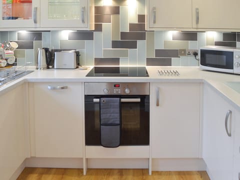 Well-equipped fitted kitchen | Deja Vu, Bowness-on-Windermere
