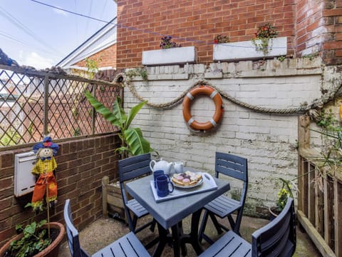 Sitting-out-area | Seascape, Exmouth