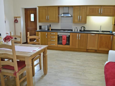 Spacious kitchen/dining room | Blackthorn Cottage, Swan Pool, near Falmouth