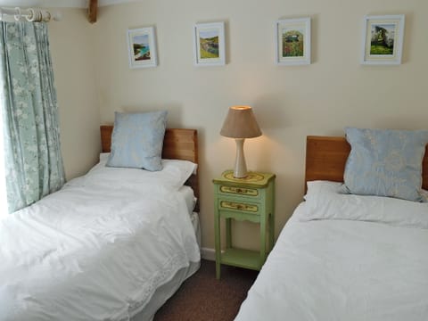 Cosy Twin Bedroom | Ostlers, Boscastle