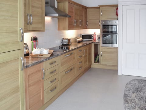 Large kitchen with dishwasher and washing machine | Seaglass, Marazion