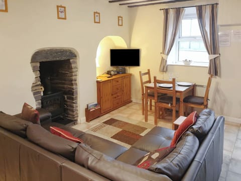 Attractive living and dining area | Tan y Bryn, Prenteg, near Porthmadog
