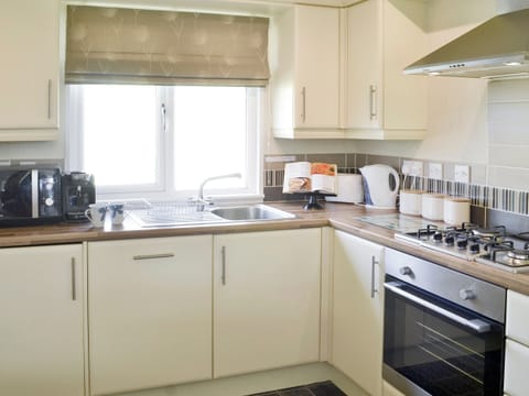 Fully-appointed kitchen | Willow - Thornbury Holiday Park, Woodacott, near Holsworthy