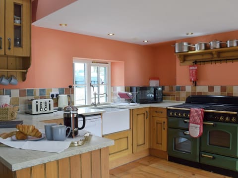 Well equipped kitchen area | Grace&rsquo;s Cottage - Invertrossachs Estate Cottages, Invertrossachs, near Callander