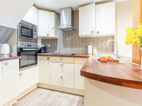 Fully appointed kitchen | Ty Bach Twt, Dyffryn Ardudwy, near Barmouth