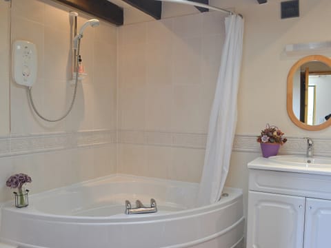 Bathroom | Burns Cottage, Drumnadrochit, by Inverness