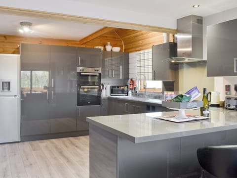 Well equipped kitchen | Quarry Lodge, Munsley, near Ledbury