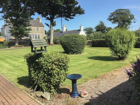 Lovely lawned garden | Gladstone Cottage, Castletown, near Thurso