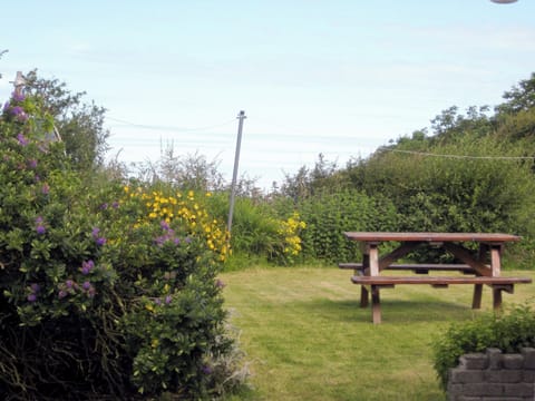 Lawned rear garden with sitting out area | Salfur, Rhiw, near Pwllheli