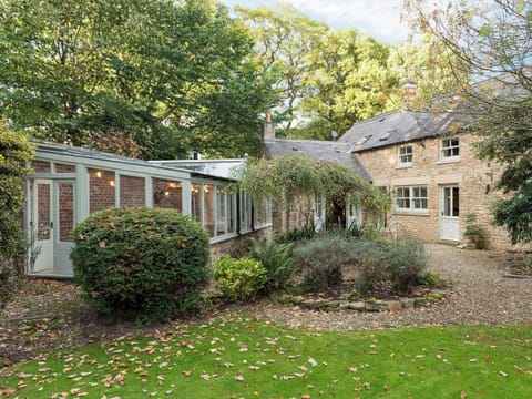 Large enclosed lawned garden with patio, garden furniture and BBQ | The Coach House, Riding Mill, near Corbridge