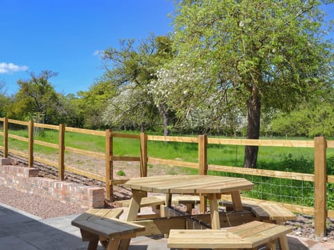 Sitting-out-area | The Hop Cottage - Castle Properties, Ashperton, near Ledbury
