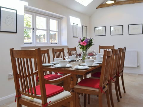 Charming dining area | The Hop Cottage - Castle Properties, Ashperton, near Ledbury