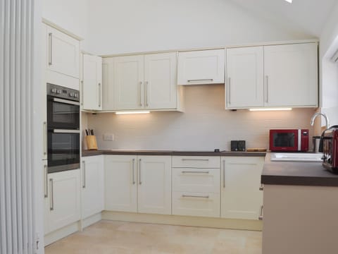 Spacious, well equipped kitchen | The Hop Cottage - Castle Properties, Ashperton, near Ledbury
