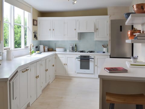 Well-equipped fitted kitchen | Chapel Street, Penzance