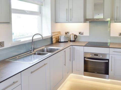 Well-equipped fitted kitchen | Lyndale, Penzance