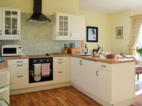 Well equipped kitchen/ dining room | Strathisla Farm Cottages- Osprey Cottage - Strathisla Farm Cottages, Meigle