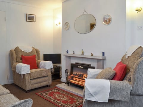 Cosy living and dining room | Tynlone Villa, Swyddffynnon, near Devils Bridge