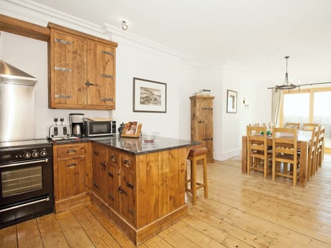 Kitchen/diner | Glan-y-Mor, Trearddur Bay, Anglesey