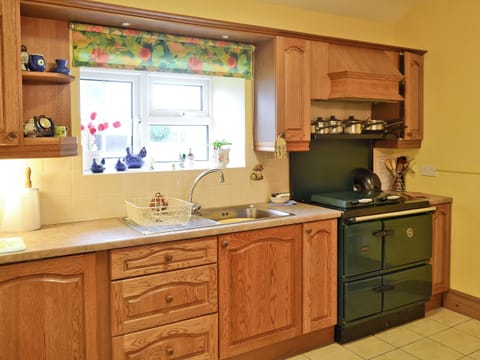 Kitchen with range cooker | Cae Bach Cottage, Dinas, Lleyn Peninsula