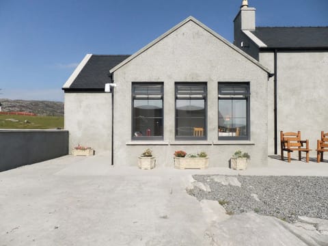 Hebridean holiday property adjoining the owners&rsquo; home | Kilbride Cottage, Near Lochboisdale, South Uist