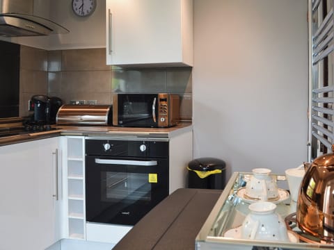 Kitchen | Hunter&rsquo;s Cottage - Llwyn Ffynnon, Y Ff&ocirc;r, near Pwllheli