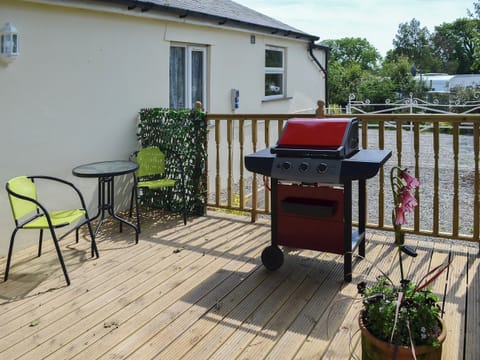 Delightful decked area for alfresco entertaining | Hunter&rsquo;s Cottage - Llwyn Ffynnon, Y Ff&ocirc;r, near Pwllheli