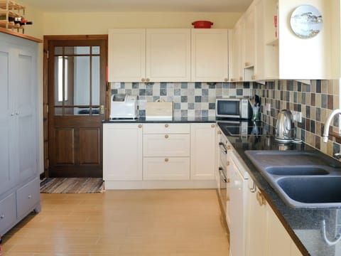 Well equipped kitchen | Creagach, Achnacarnin, near Lochinver