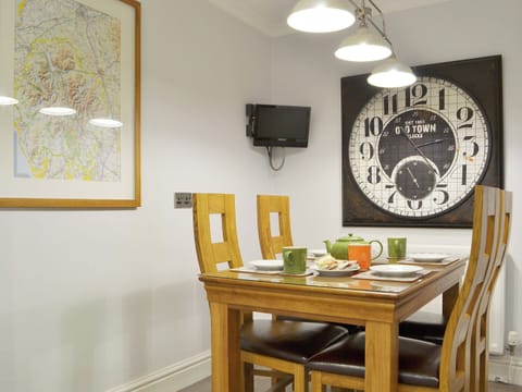 Breakfast area in the spacious kitchen | Chartfield, Windermere