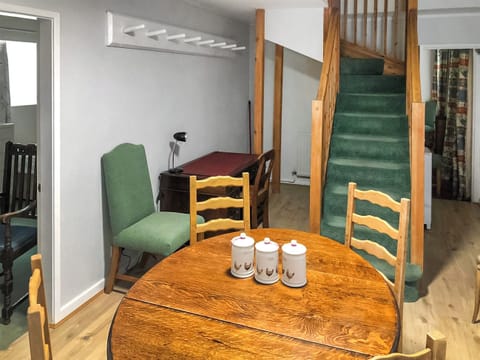 Spacious hallway with stairs to first floor | Crogen Coach House, Bala