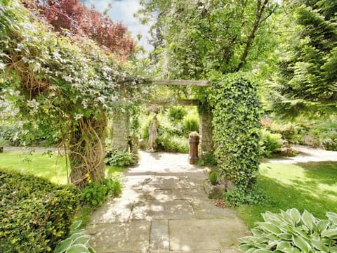 Garden and grounds | Carriage House - The Grange, West Burton, near Leyburn