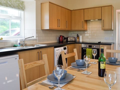 Kitchen with dining area | Easter Rattray Cottages: Clayhills Cottage - Easter Rattray Cottages, Blairgowrie