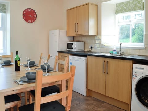 Kitchen with dining area | Easter Rattray Cottages: Clayhills Cottage - Easter Rattray Cottages, Blairgowrie