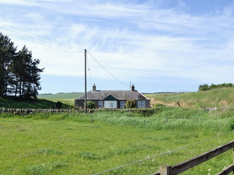 Delightful, detached cottage with stunning views | Easter Rattray Cottages: Clayhills Cottage - Easter Rattray Cottages, Blairgowrie