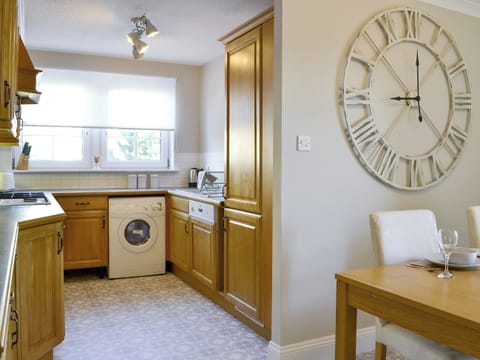 Well-equipped kitchen with convenient dining area | Powderhall Brae, Edinburgh