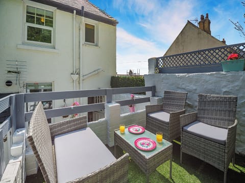 Sitting-out-area | Hyfrydle, Llandudno