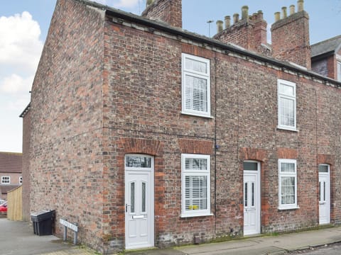 End-terrace holiday home | Cottage on the Green, Acomb, near York